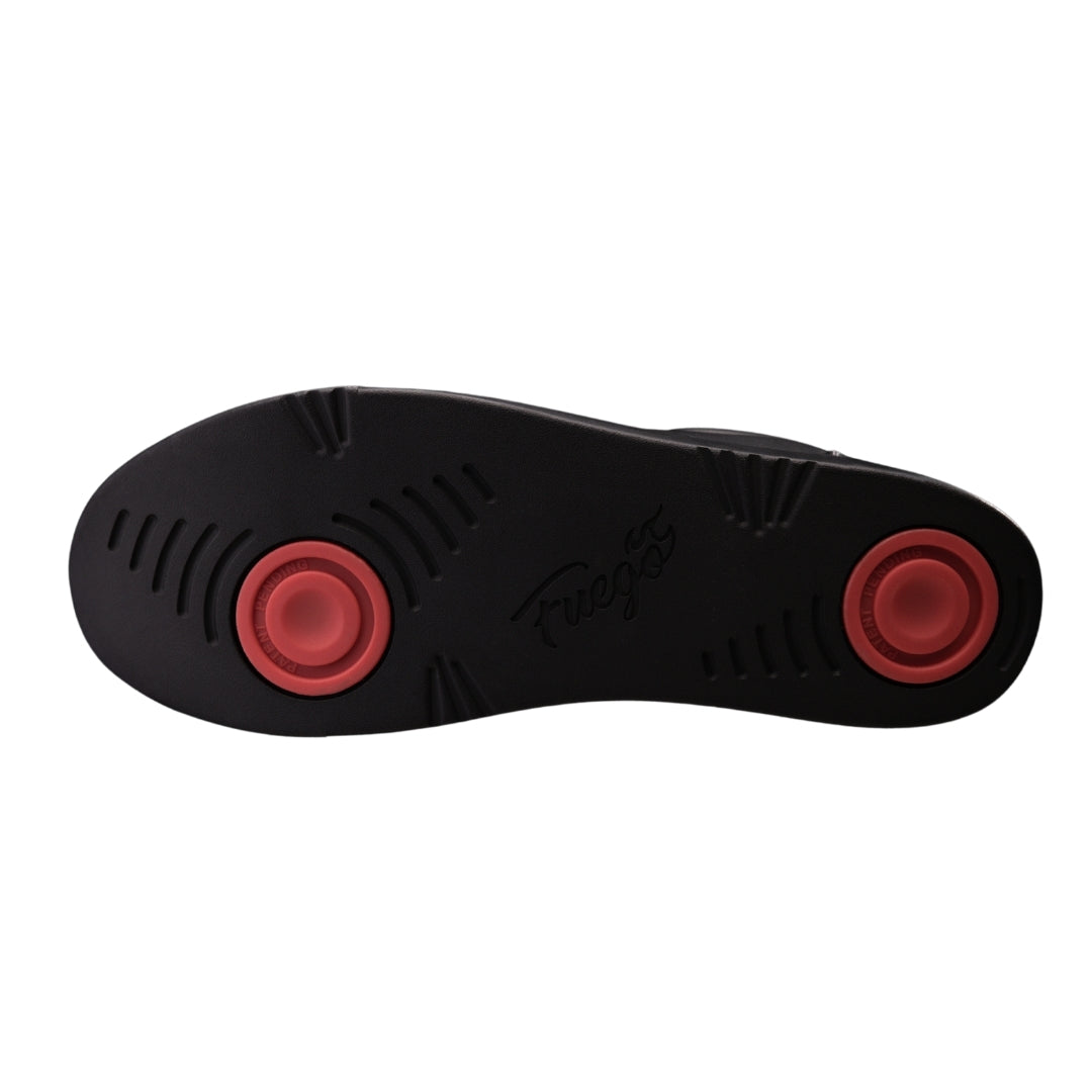 Die Fuego Low-Top-Tanz-Sneakers in Schwarz von Fuego Dance Shoes haben zwei rote Kreise auf der veganen Sohle, perfekt zum Tanzen.